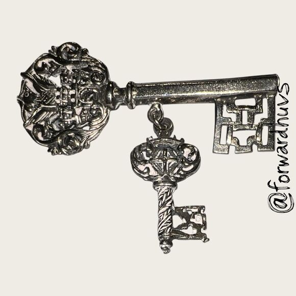 Vintage Ornate Key Brooch with Hanging Charm – Dual Key Design - Picture 3 of 7